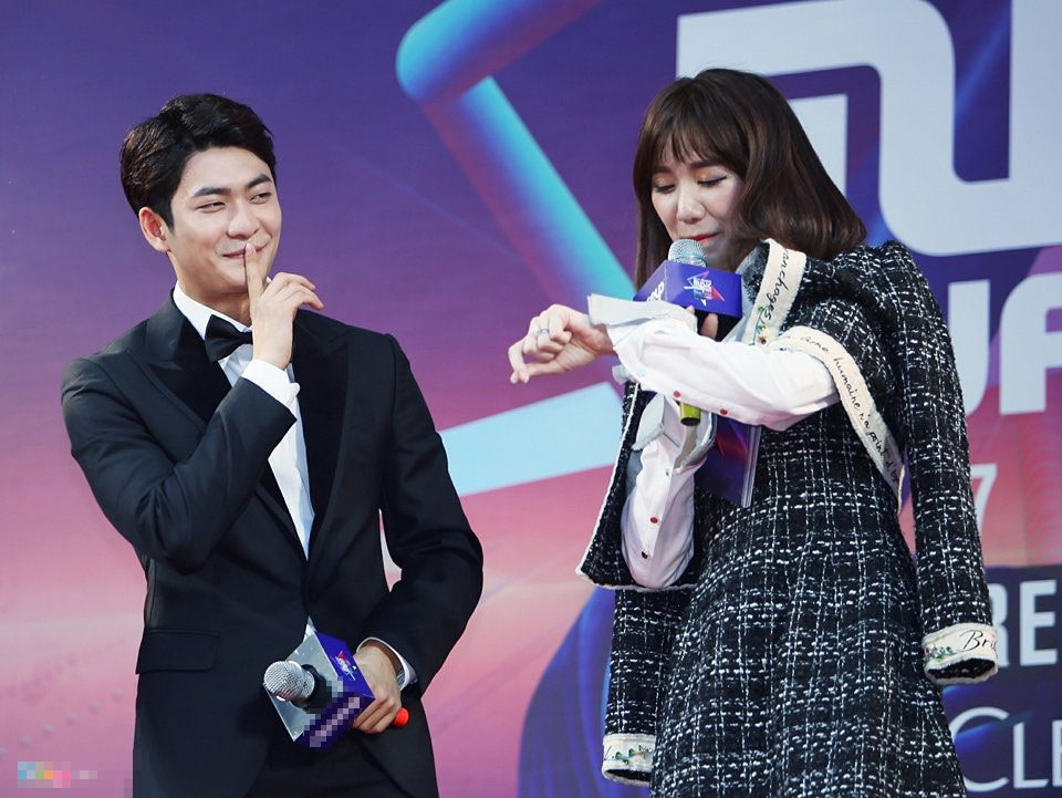 Angela Phương Trinh, Diễm My 9X gợi cảm trên thảm đỏ MAMA 2017