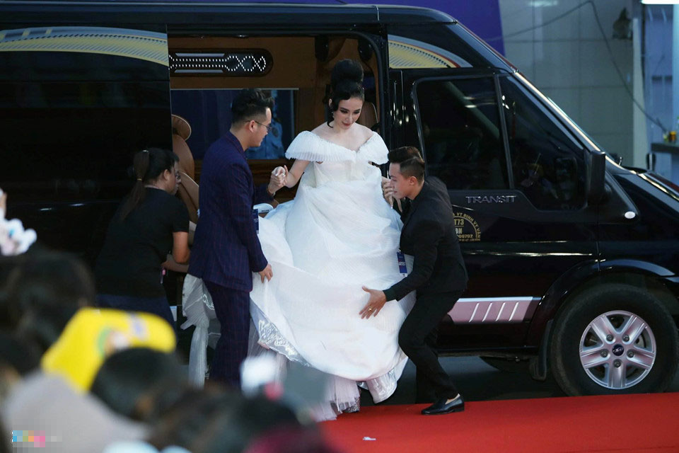 Angela Phương Trinh, Diễm My 9X gợi cảm trên thảm đỏ MAMA 2017