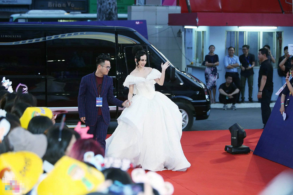 Angela Phương Trinh, Diễm My 9X gợi cảm trên thảm đỏ MAMA 2017