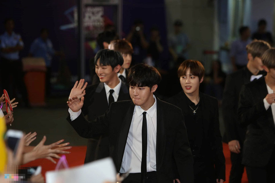 Angela Phương Trinh, Diễm My 9X gợi cảm trên thảm đỏ MAMA 2017