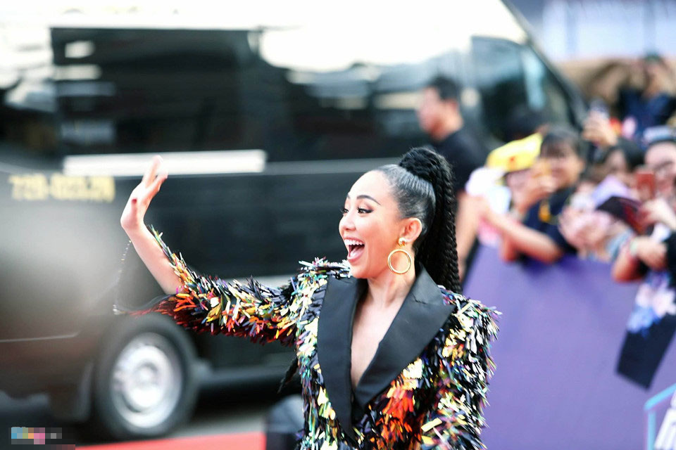 Angela Phương Trinh, Diễm My 9X gợi cảm trên thảm đỏ MAMA 2017