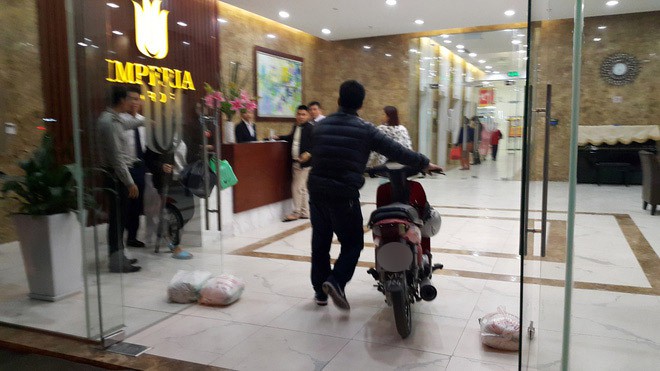 Hà Nội: Thực hư vụ cư dân dắt xe máy lên căn hộ cao cấp, phản đối phí gửi xe quá cao