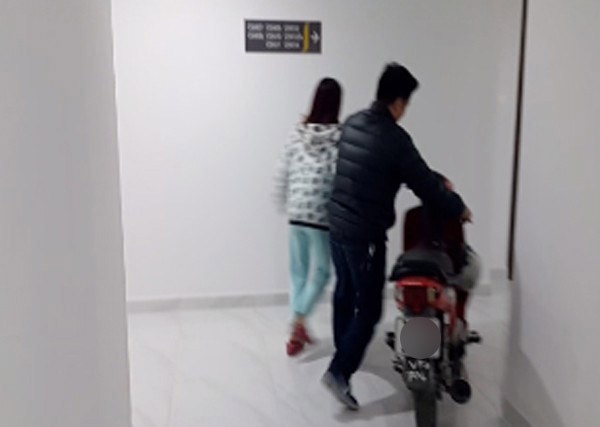 Hà Nội: Thực hư vụ cư dân dắt xe máy lên căn hộ cao cấp, phản đối phí gửi xe quá cao