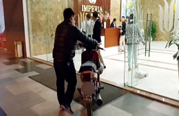 Hà Nội: Thực hư vụ cư dân dắt xe máy lên căn hộ cao cấp, phản đối phí gửi xe quá cao