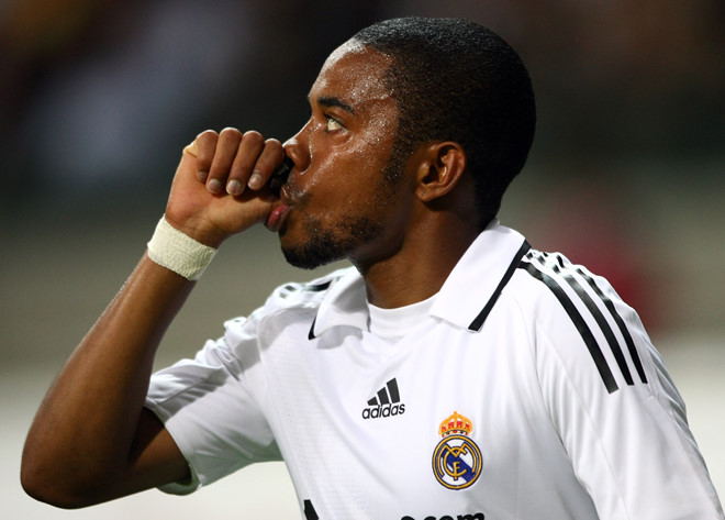 Robinho vẫn sống ung dung trước án tù lơ lửng