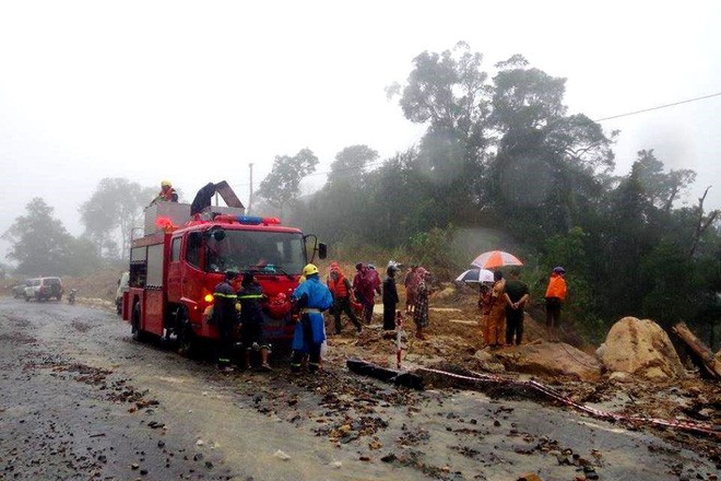 Đôi nam nữ chạy xe lên Đà Lạt bị nước cuốn xuống vực sâu: Thi thể cô gái đã được tìm thấy
