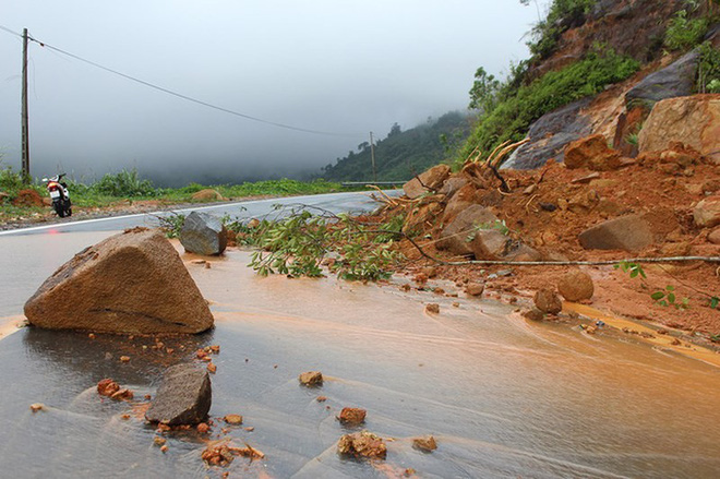 Đôi nam nữ chạy xe lên Đà Lạt bị nước cuốn xuống vực sâu: Thi thể cô gái đã được tìm thấy