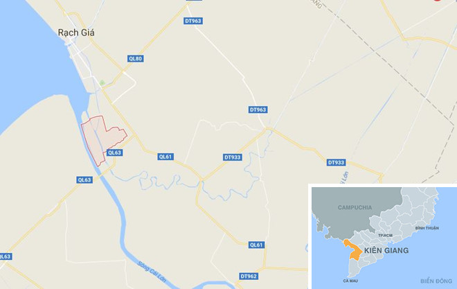 Cách ly bé gái 7 tuổi bị dí sắt nóng vào mặt khỏi cha mẹ