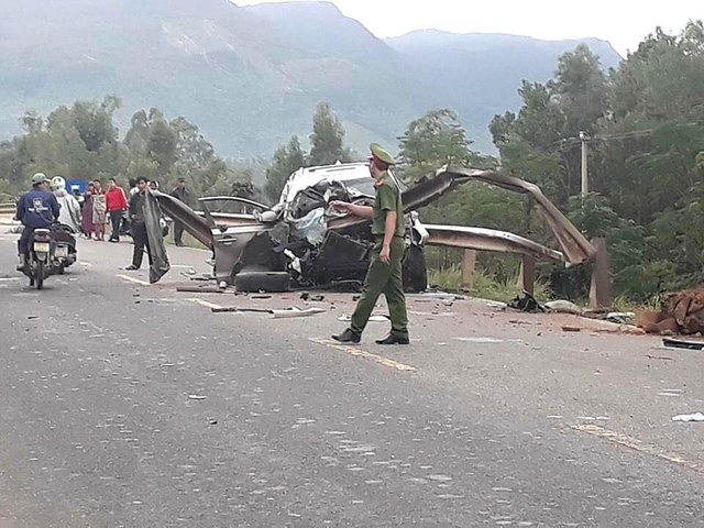 Quảng Nam: Ô tô nát bét với thanh hộ lan xuyên dọc, 4 người thương vong