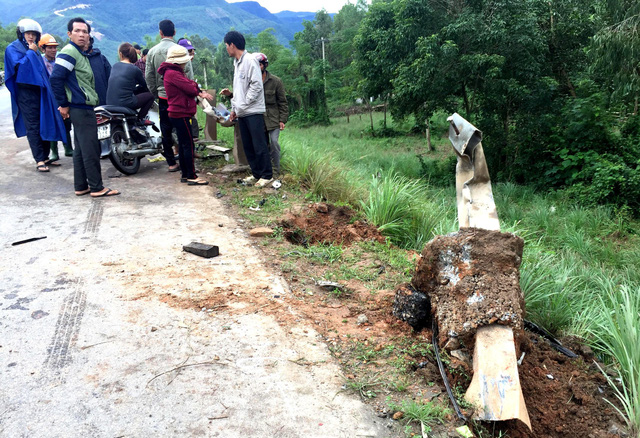 Quảng Nam: Ô tô nát bét với thanh hộ lan xuyên dọc, 4 người thương vong