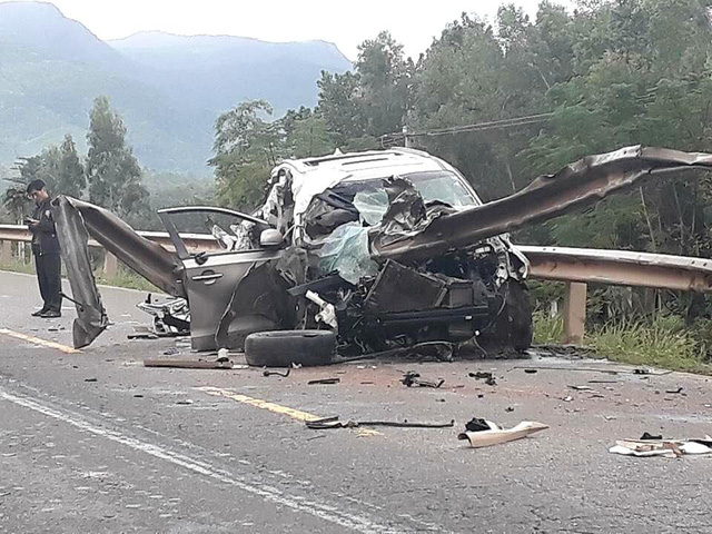 Quảng Nam: Ô tô nát bét với thanh hộ lan xuyên dọc, 4 người thương vong