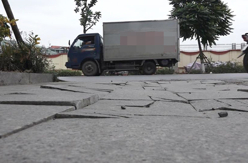Đá lát vỉa hè tuổi thọ 70 năm vỡ nát do bị đi lên khi vừa thi công