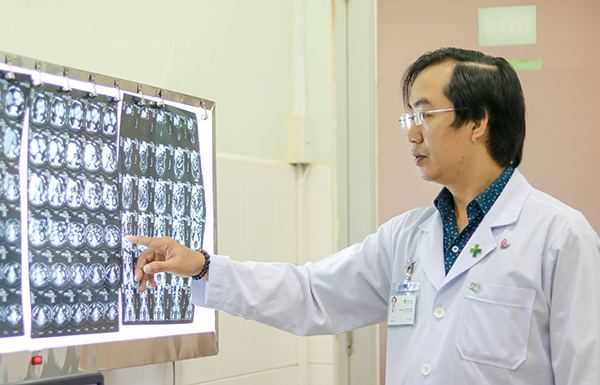 Người đàn ông bị xương cá đâm thủng ruột thừa