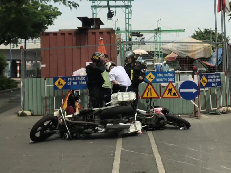 Clip cảnh sát cơ động lên gối thiếu niên giữa đường