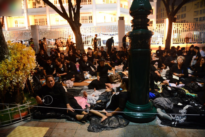 Hàng chục vạn người chờ lễ rước linh cữu nhà vua Thái Lan