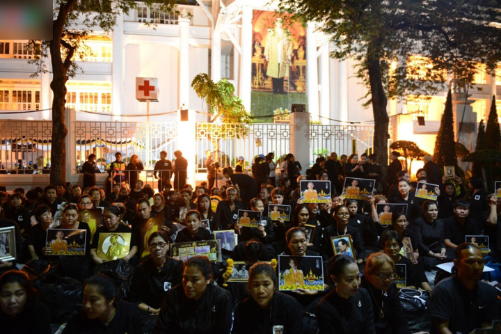 Hàng chục vạn người chờ lễ rước linh cữu nhà vua Thái Lan