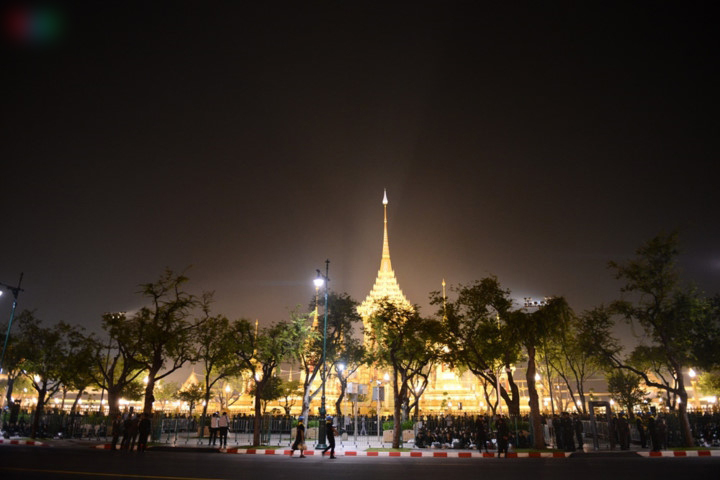 Hàng chục vạn người chờ lễ rước linh cữu nhà vua Thái Lan