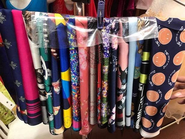 Giá khăn lụa Trung Quốc thật có giá chỉ bằng 1/20 hàng 2 mác của Khaisilk