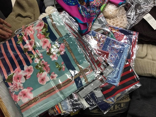 Giá khăn lụa Trung Quốc thật có giá chỉ bằng 1/20 hàng 2 mác của Khaisilk