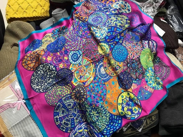 Giá khăn lụa Trung Quốc thật có giá chỉ bằng 1/20 hàng 2 mác của Khaisilk