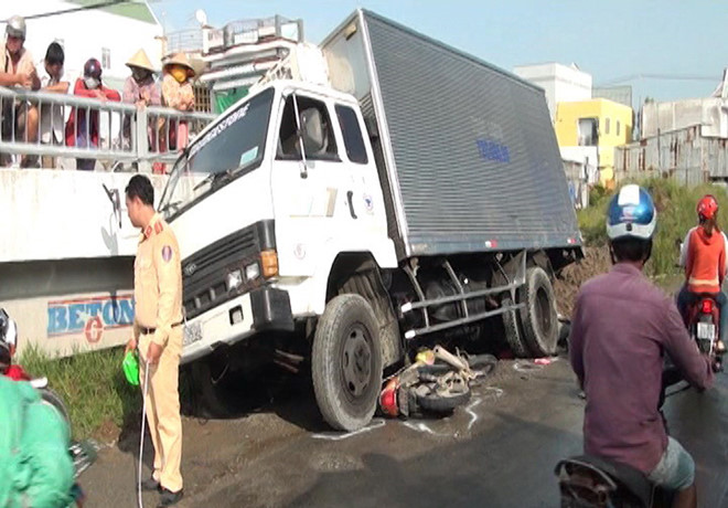 Bé trai tử nạn trên đường mẹ đưa đến trường