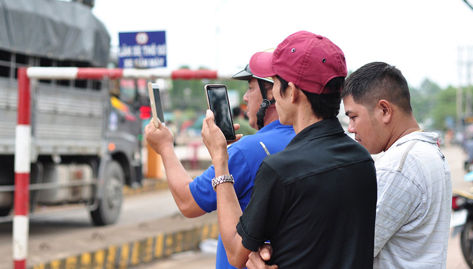 Hàng chục cảnh sát giữ trật tự tại trạm BOT tuyến tránh Biên Hòa