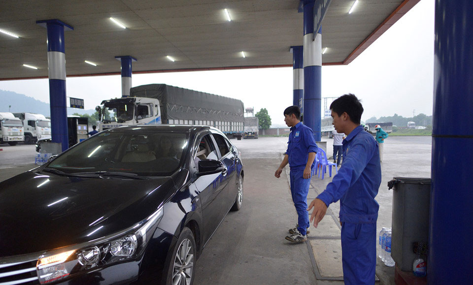 Cây xăng Việt đã cúi chào, tặng nước miễn phí cho khách trước cả khi cây xăng Nhật đến Hà Nội