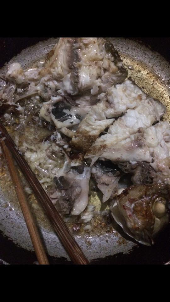 Một chảo rán hai số phận cá này chính là minh chứng cho luật bù trừ: vợ vụng bao nhiêu, chồng khéo bấy nhiêu