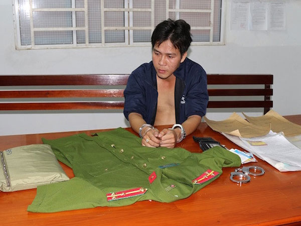 Thanh niên nhiều lần giả cảnh sát có mặt ở quán nhậu