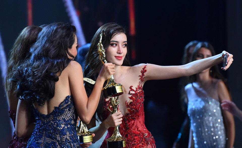 Nước mắt và nụ cười trong đêm chung kết Hoa hậu Hòa bình 2017