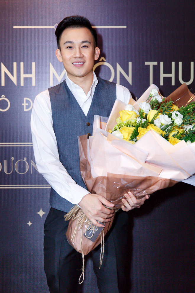 Dương Triệu Vũ liên tiếp hôn Đàm Vĩnh Hưng trước đám đông