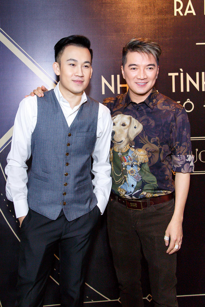 Dương Triệu Vũ liên tiếp hôn Đàm Vĩnh Hưng trước đám đông