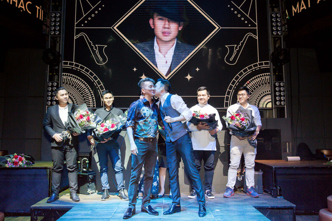 Dương Triệu Vũ liên tiếp hôn Đàm Vĩnh Hưng trước đám đông