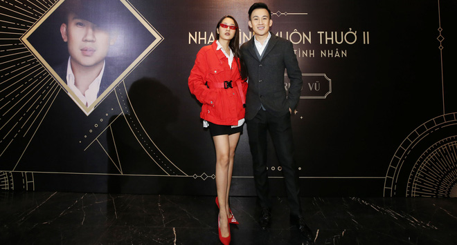 Dương Triệu Vũ liên tiếp hôn Đàm Vĩnh Hưng trước đám đông