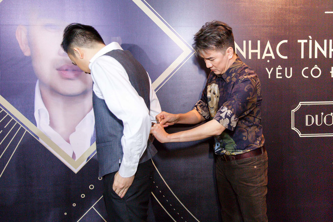 Dương Triệu Vũ liên tiếp hôn Đàm Vĩnh Hưng trước đám đông