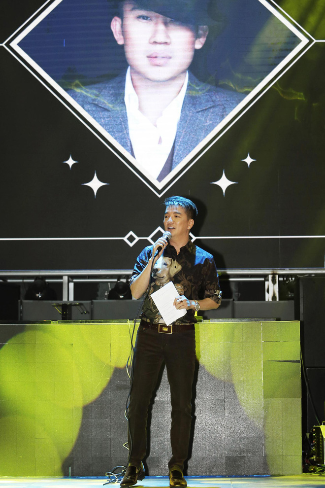 Dương Triệu Vũ liên tiếp hôn Đàm Vĩnh Hưng trước đám đông