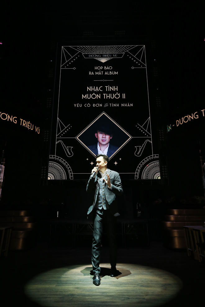 Dương Triệu Vũ liên tiếp hôn Đàm Vĩnh Hưng trước đám đông