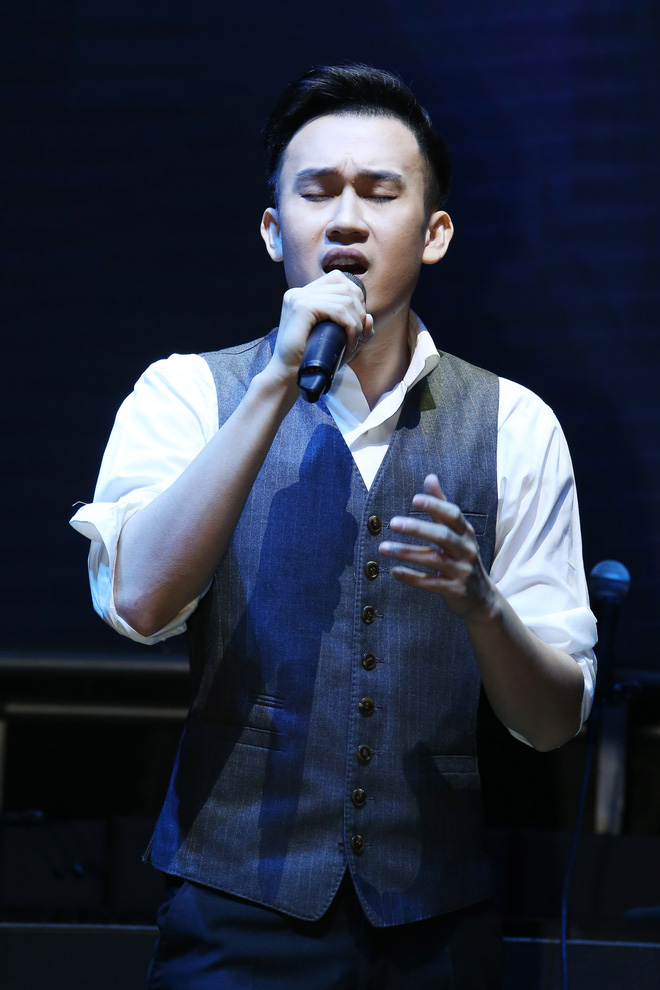 Dương Triệu Vũ liên tiếp hôn Đàm Vĩnh Hưng trước đám đông