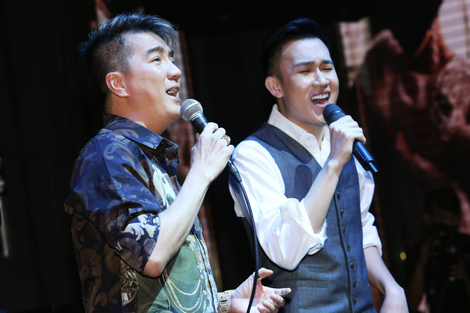 Dương Triệu Vũ liên tiếp hôn Đàm Vĩnh Hưng trước đám đông