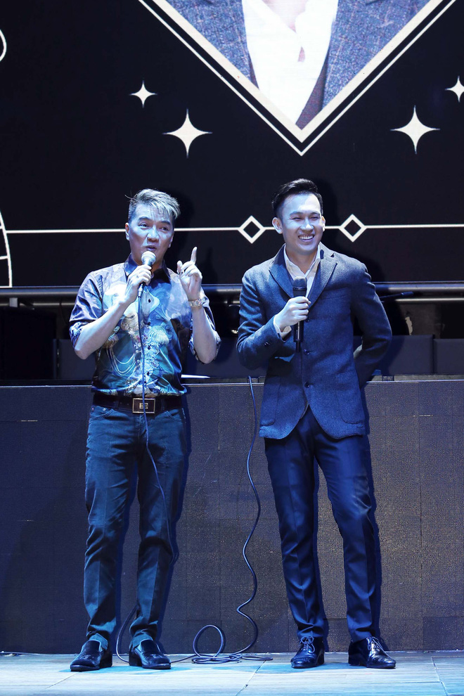 Dương Triệu Vũ liên tiếp hôn Đàm Vĩnh Hưng trước đám đông