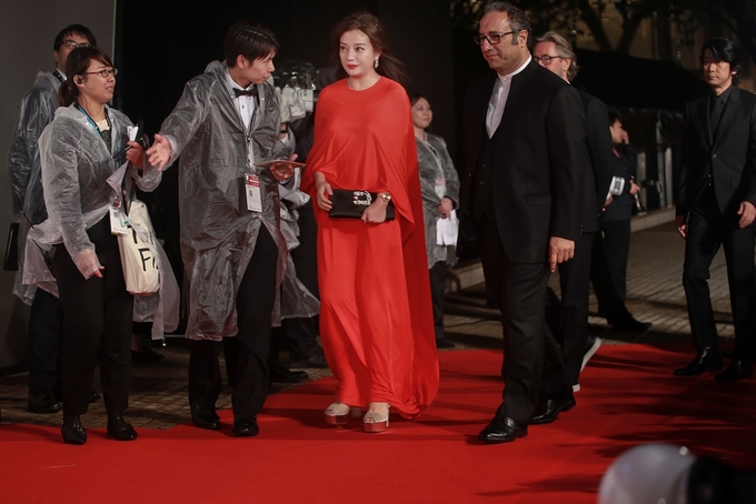 Triệu Vy và bom sex Hàn gây ấn tượng trên thảm đỏ Tokyo