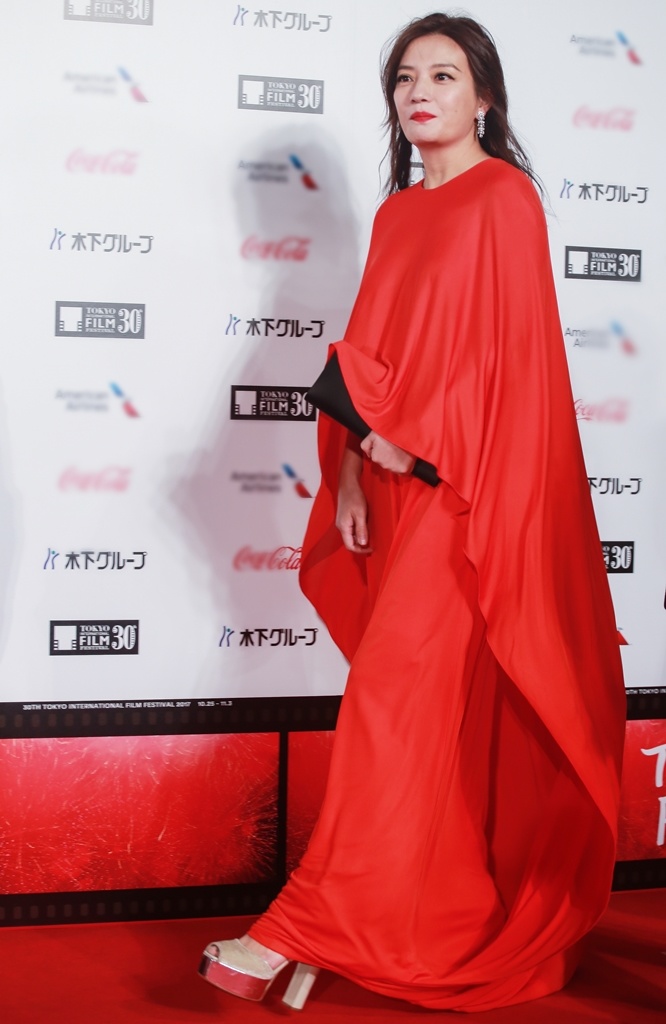 Triệu Vy và bom sex Hàn gây ấn tượng trên thảm đỏ Tokyo