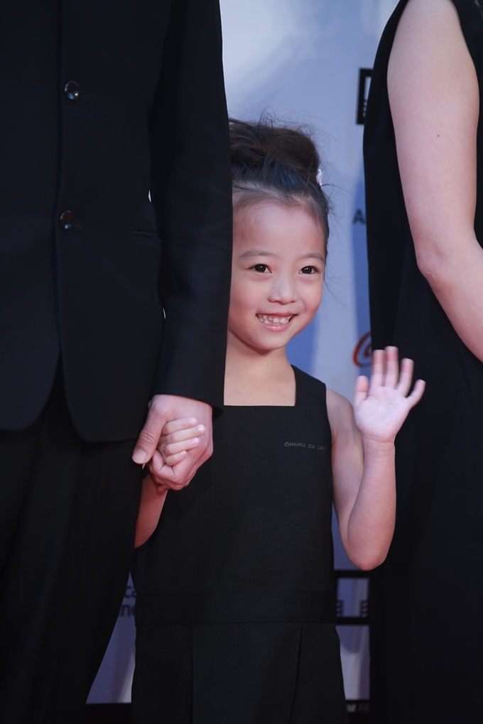 Triệu Vy và bom sex Hàn gây ấn tượng trên thảm đỏ Tokyo