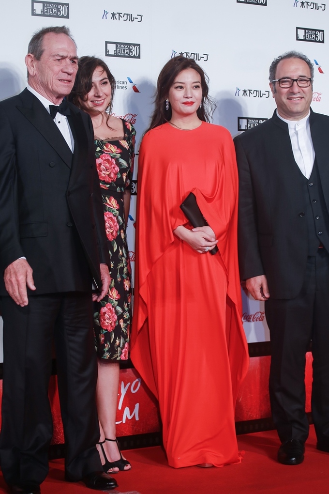 Triệu Vy và bom sex Hàn gây ấn tượng trên thảm đỏ Tokyo