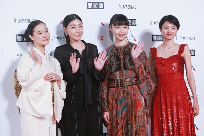 Triệu Vy và bom sex Hàn gây ấn tượng trên thảm đỏ Tokyo