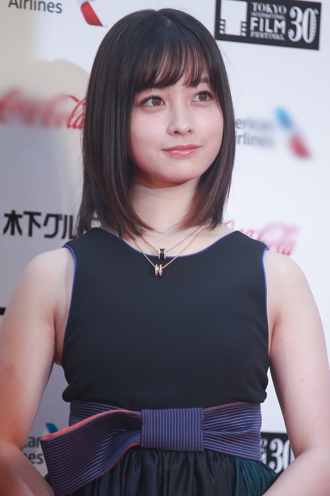 Triệu Vy và bom sex Hàn gây ấn tượng trên thảm đỏ Tokyo