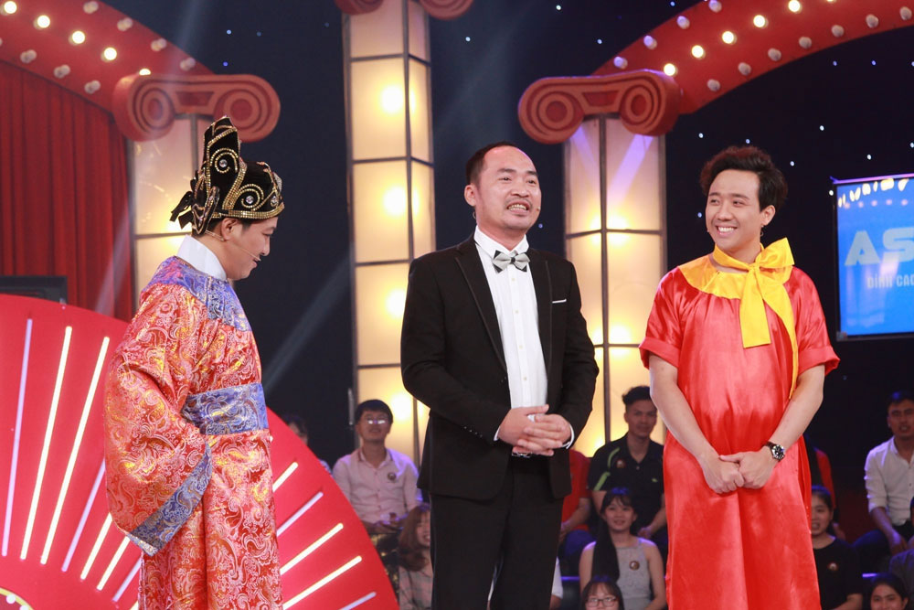 Trường Giang bị thí sinh... cắn trên sân khấu Thách thức danh hài