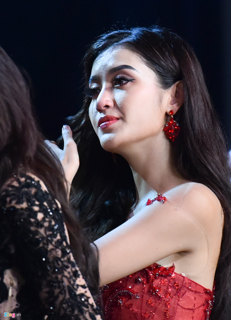 Huyền My khóc nức nở, không đến chúc mừng tân hoa hậu