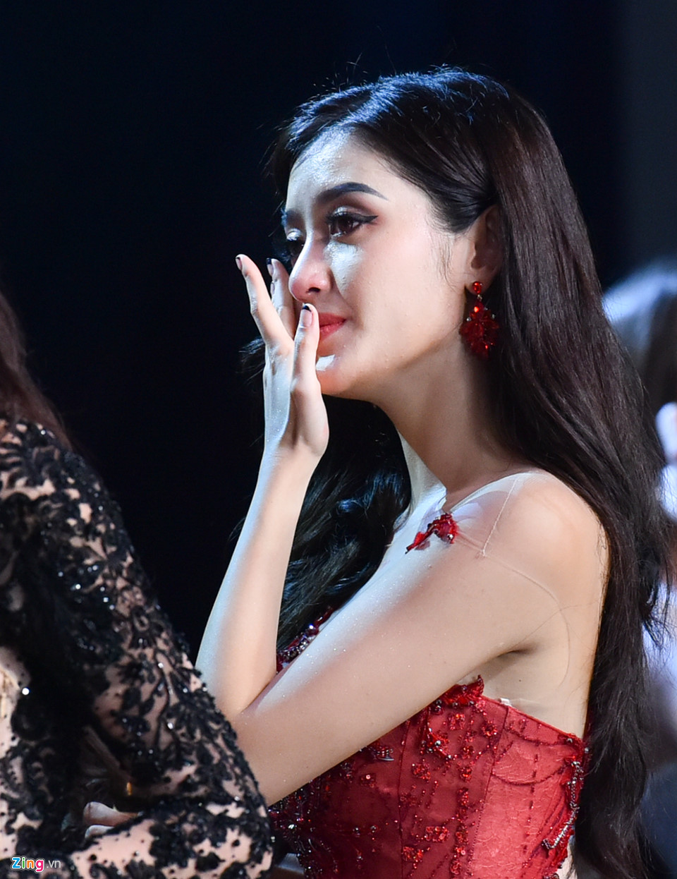 Huyền My khóc nức nở, không đến chúc mừng tân hoa hậu