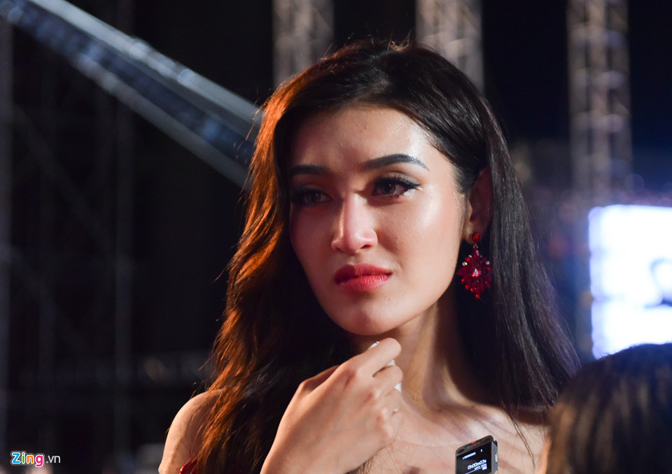 Huyền My khóc nức nở, không đến chúc mừng tân hoa hậu